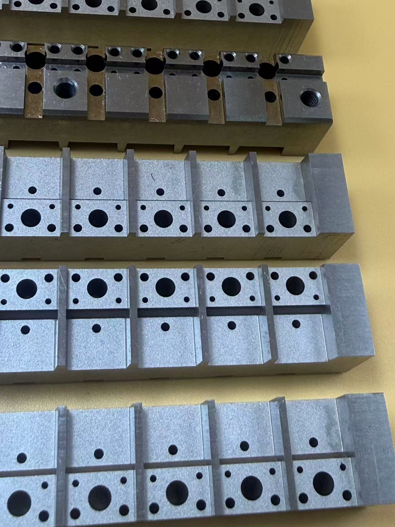 Vilka är tillämpningarna för bearbetningsteknik för långsam tråd elektrisk urladdning i halvledarförpackningsformar?